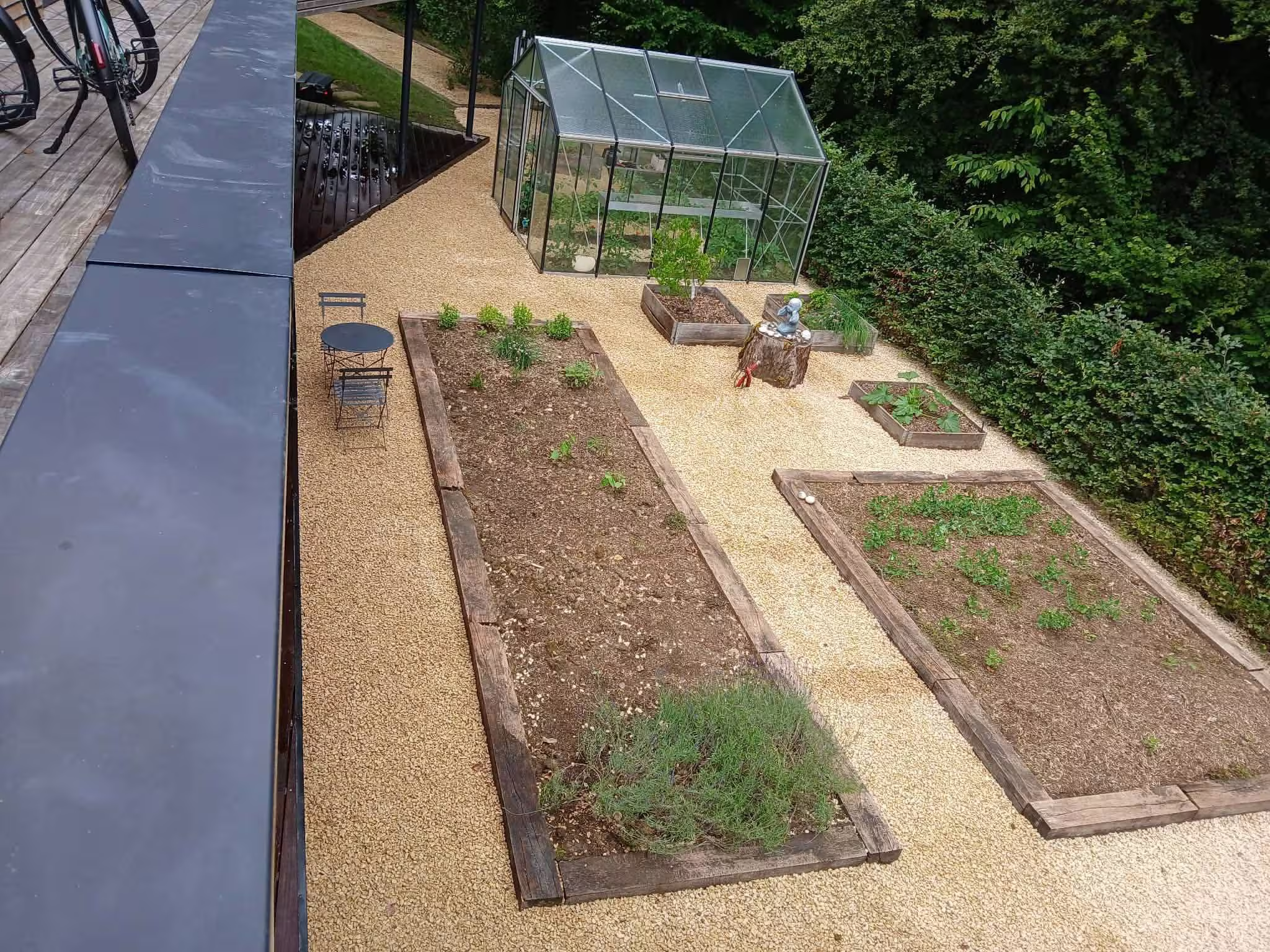 Potager en carrés de bois sur gravier stabilisé